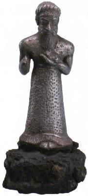 تمثال لملك عيلامي من الفضة يرجع الى 12 قرنا قبل الميلاد Elamite king at worship, gold and silver statuette 12 Century BC, 3" high 