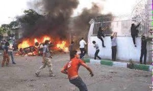 ابناء الأحواز يهاجمون مركز الشرطة الذي قاد اقتحام سوق النهضة بالتعاون مع الحرس الثوري الايراني