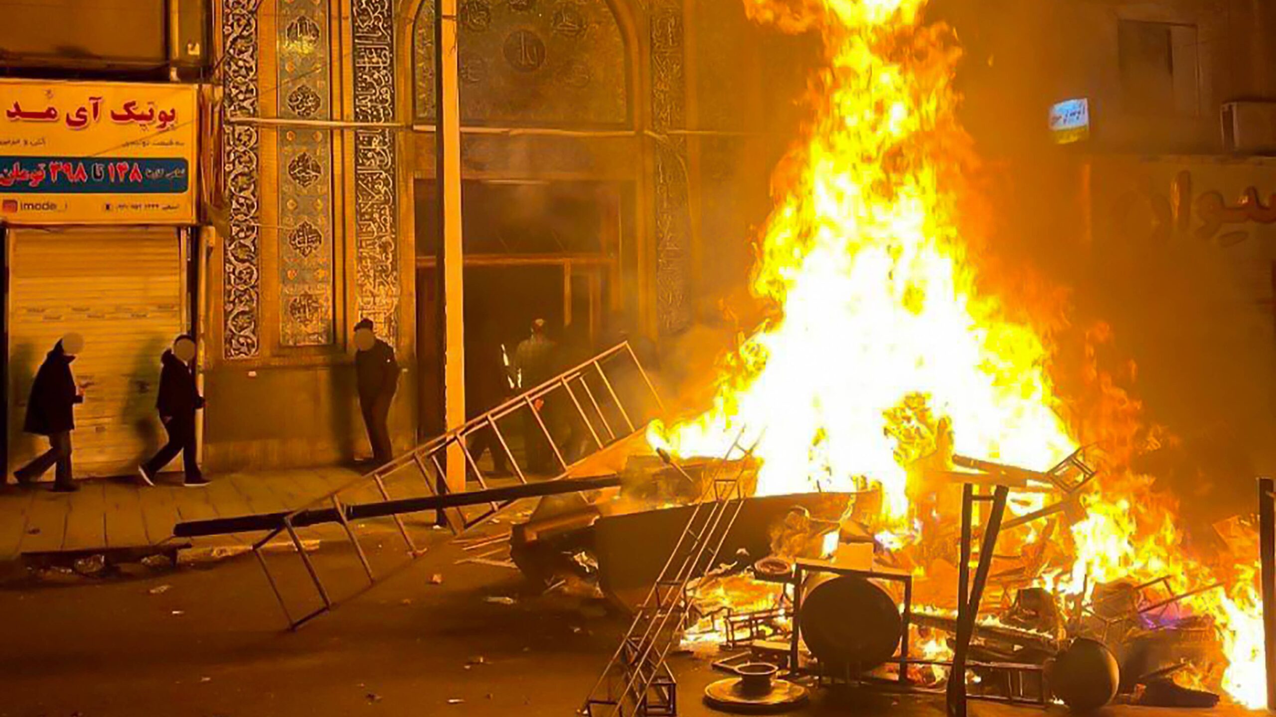 Iran Warns It May Target US Bases if Washington Steps In