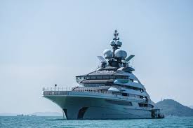 Russian Superyacht Crosses Strait of Hormuz Despite Blockade